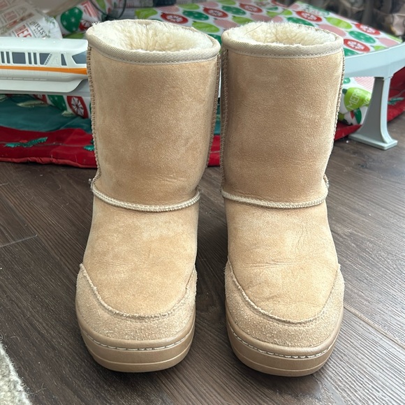 UGG Women’s Classic size 7 - Picture 1 of 6